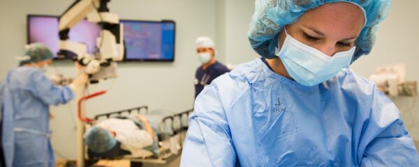 Opération de chirurgie esthétique contre le double menton