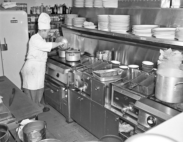 cuisinier prépare un répas dans un restaurant