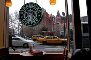 Café starbucks vue sur une rue de New York City